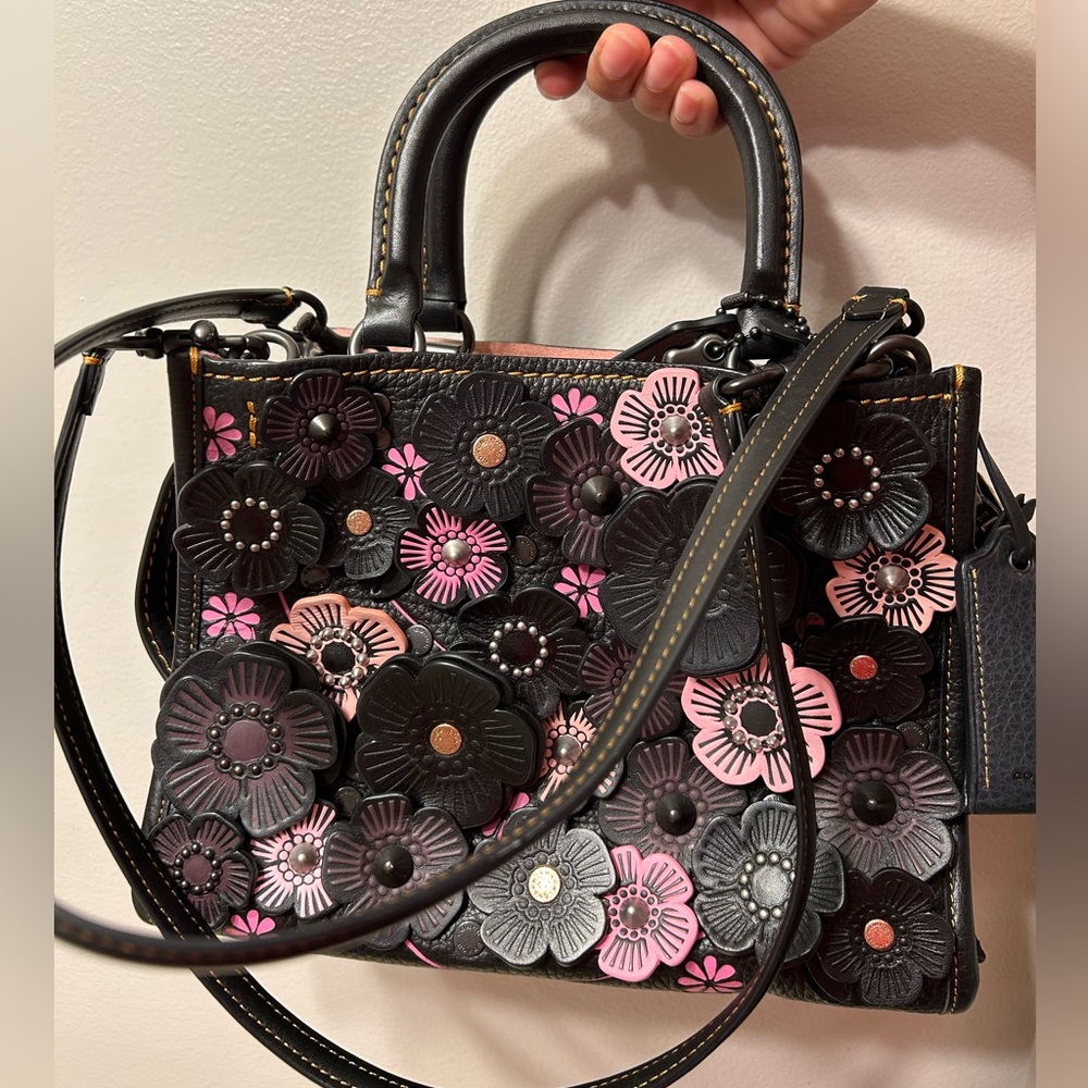 COACH 1941 Rogue 25 with Tea Rose Applique Black Pink Pebble Leather 87065 - Picture 3 of 15